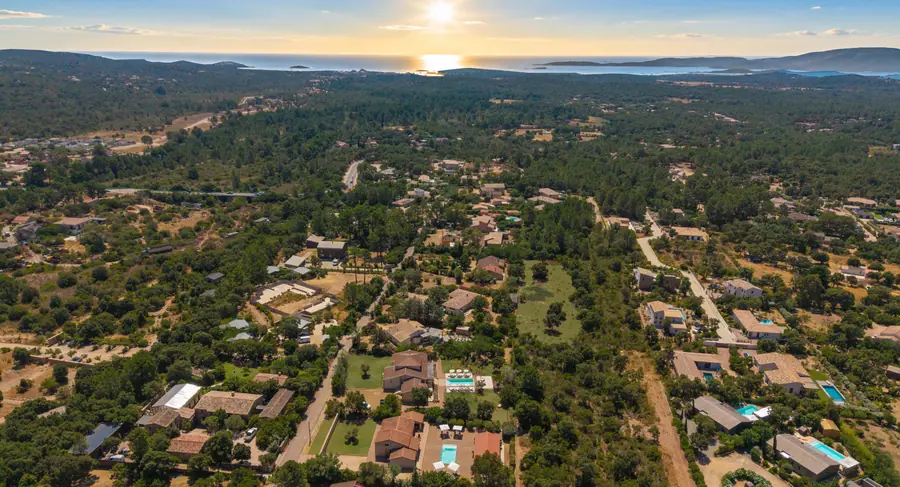 Le domaine Collection Ô vu du ciel au coucher du soleil, la mer au fond, entre Porto-Vecchio et Lecci