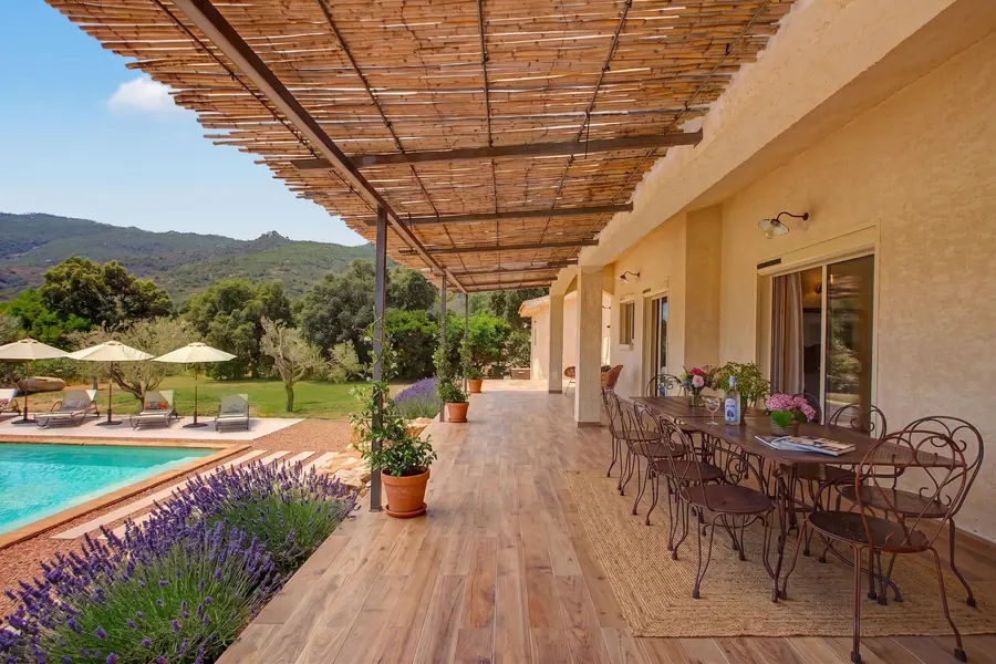 La terrasse d'une maison du domaine, au soleil du soir