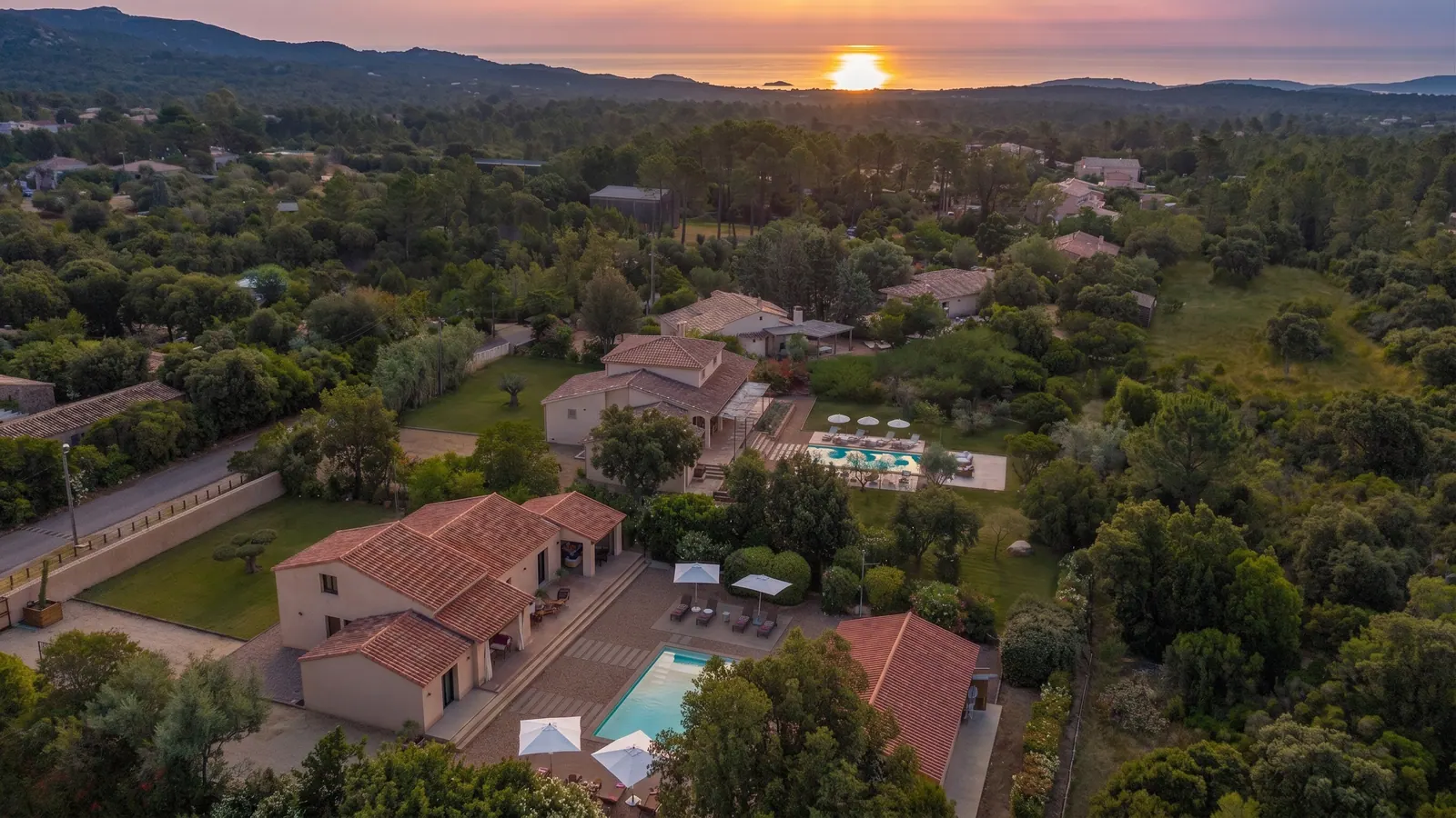 Le domaine Collection Ô vu du ciel au lever du soleil — les deux maisons, les deux piscines et la mer au fond (Lecci, Corse-du-Sud)